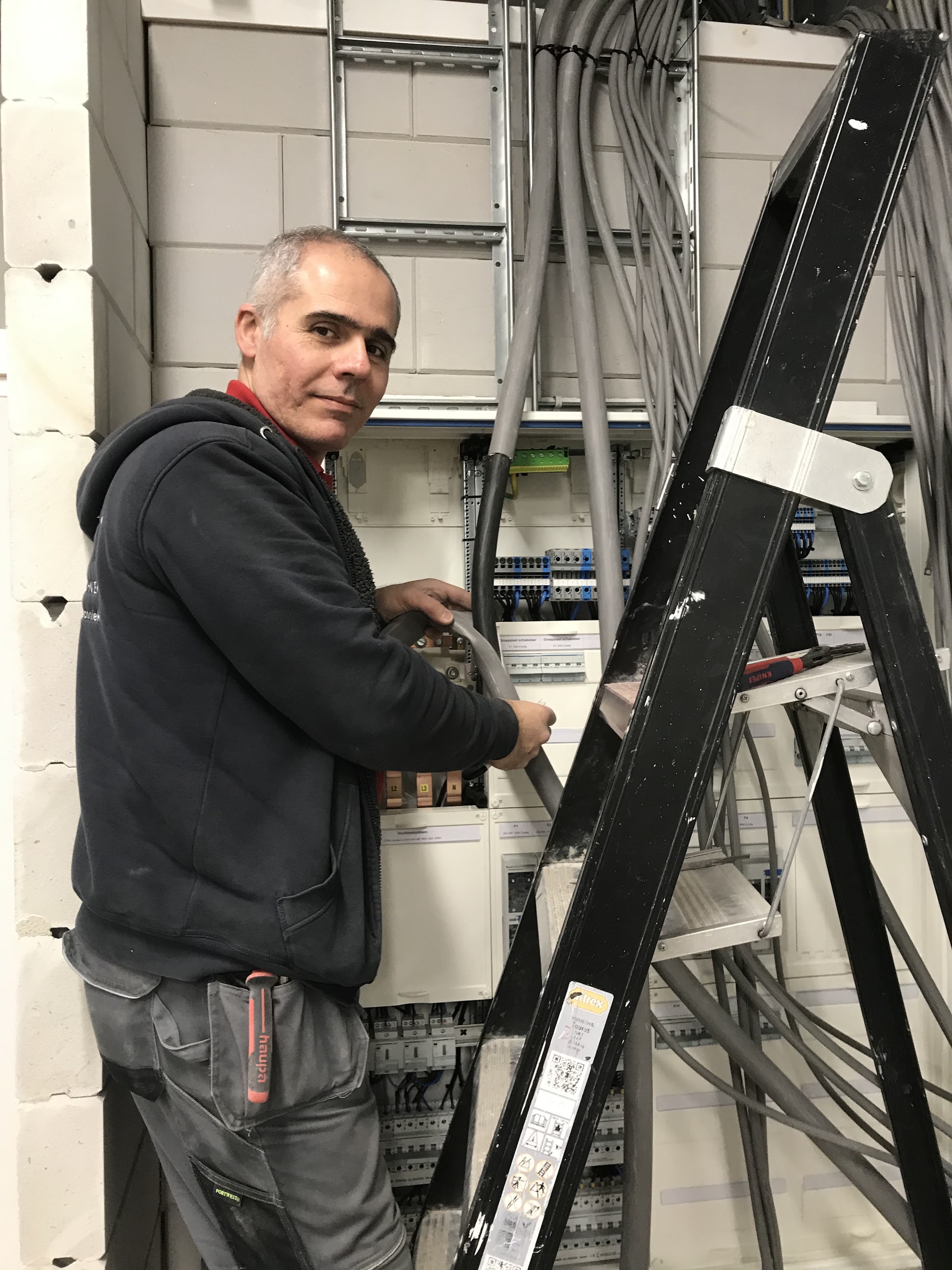 Mazin van Direct Installatietechniek aan het werk bij een verdeelkast
